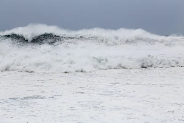 波涛冲击着岩石的狂风暴雨的大海 — 图库照片
