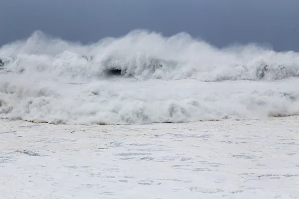 Stormigt hav med vågorna kraschar på stenar — Stockfoto