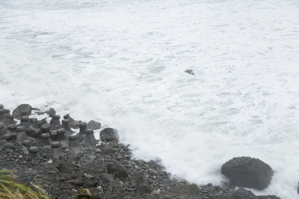 Штормовое море с волнами, разбивающимися о скалы — стоковое фото