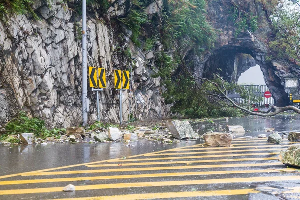 Скалы, упавшие с тайфуна — стоковое фото