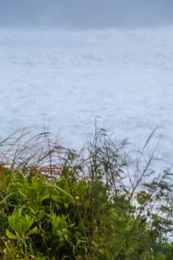 Fırtına sırasında kaba dalgalar