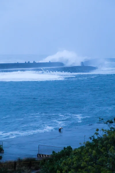 Olas chocando contra muro de barrera — Foto de Stock