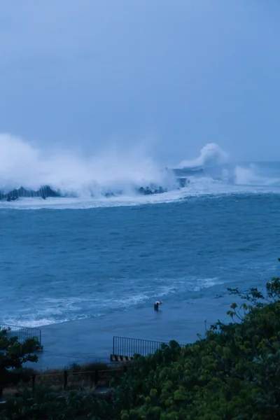 Olas chocando contra muro de barrera — Foto de Stock