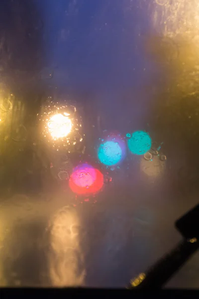 Размытый вид сквозь дождь на лобовое стекло — стоковое фото