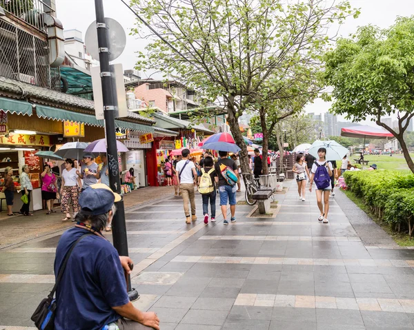 Shoppers rondlopen Danshui Old Street en Waterfront — Stockfoto