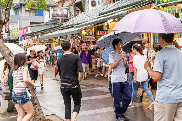 Shoppers rondlopen Danshui Old Street en Waterfront — Stockfoto