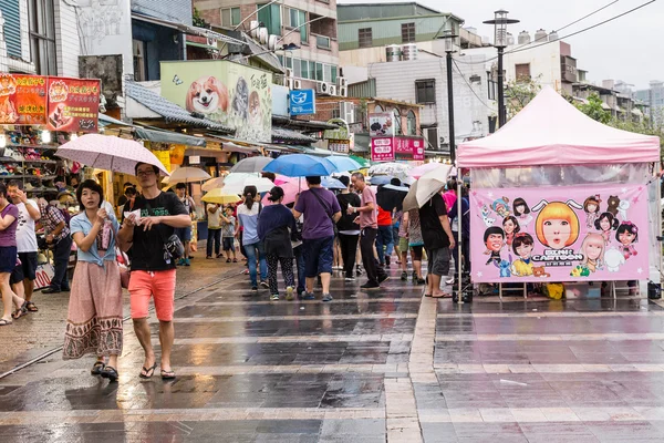 Shoppers rondlopen Danshui Old Street en Waterfront — Stockfoto