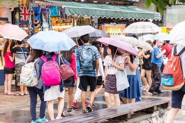 Vásárlók Danshui Old Street és a vízparti séta — Stock Fotó