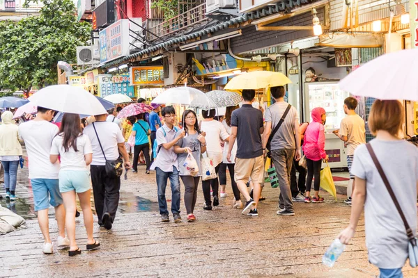 Shoppers rondlopen Danshui Old Street en Waterfront — Stockfoto