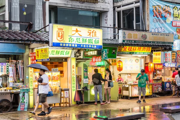 Shoppers rondlopen Danshui Old Street en Waterfront — Stockfoto