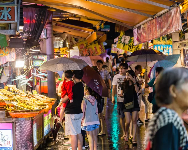 Shoppers lopen rond Bali Left Bank Park traditionele markt — Stockfoto