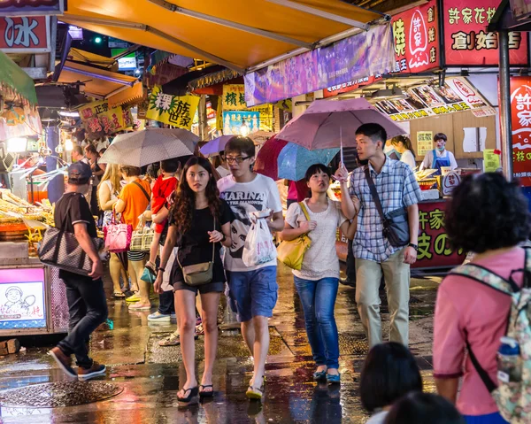 Shoppers lopen rond Bali Left Bank Park traditionele markt — Stockfoto