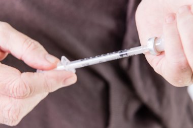 Şişe gelen çizim insülin şırınga