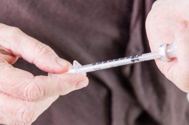 Şişe gelen çizim insülin şırınga