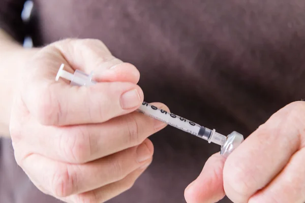 Injekční stříkačka kreslení inzulinu z lahvičky — Stock fotografie