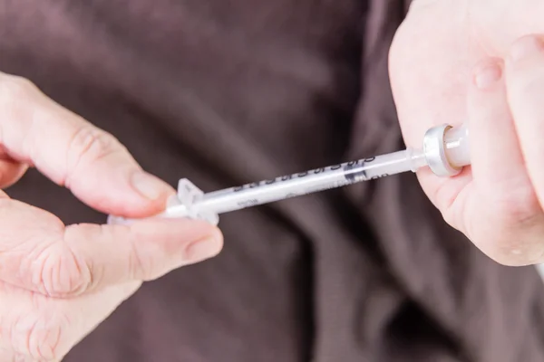 Injekční stříkačka kreslení inzulinu z lahvičky — Stock fotografie