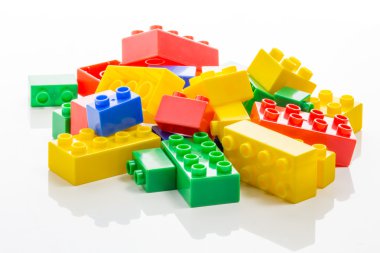 Renkli plastik tuğla yığını