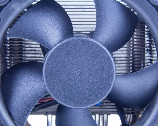 Computer fan op heatsink — Stockfoto