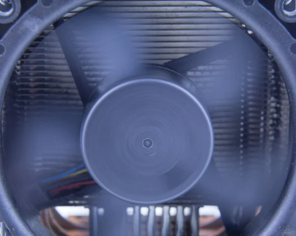 Ventilateur d'ordinateur, avec flou de mouvement sur les lames — Photo