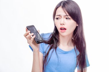 Çinli kadın kırık cep telefonu bakarak