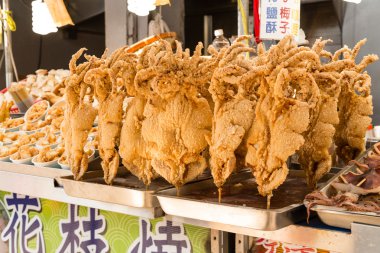 Kızarmış kalamar satıcı Danshui alışveriş bölgesi