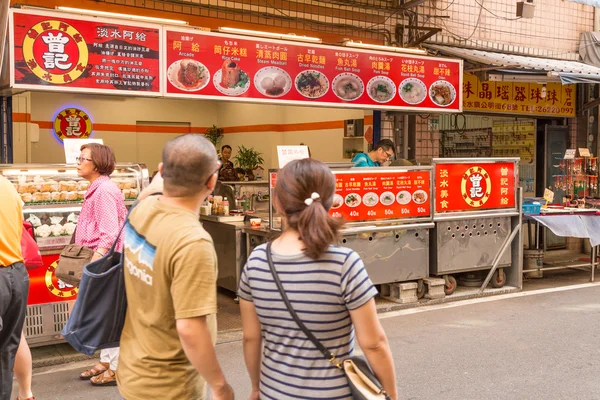 A-gei restaurant en shoppers op Danshui winkelgebied — Stockfoto
