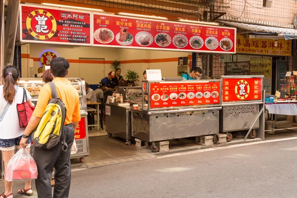 A-gei restaurant en shoppers op Danshui winkelgebied — Stockfoto