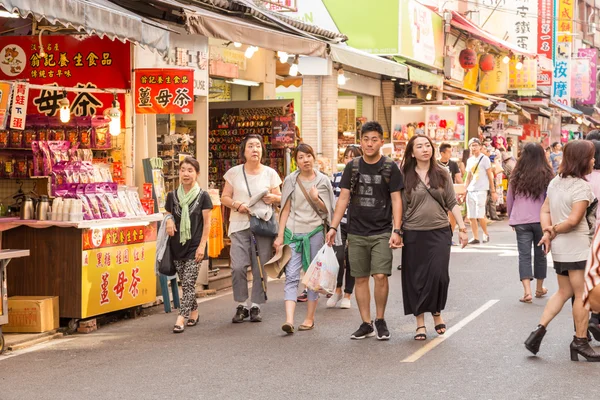Straatverkopers en shoppers op Danshui winkelgebied — Stockfoto