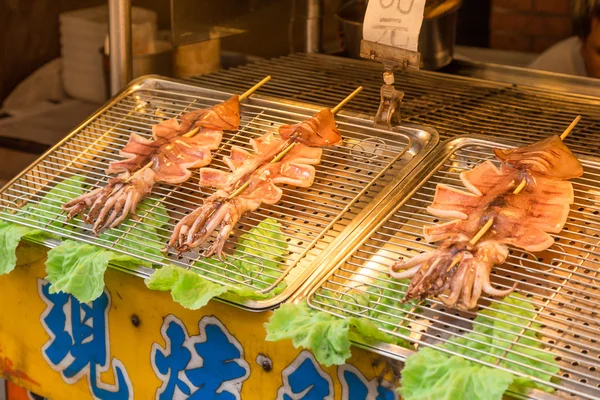 Straatverkopers en shoppers op Danshui winkelgebied — Stockfoto