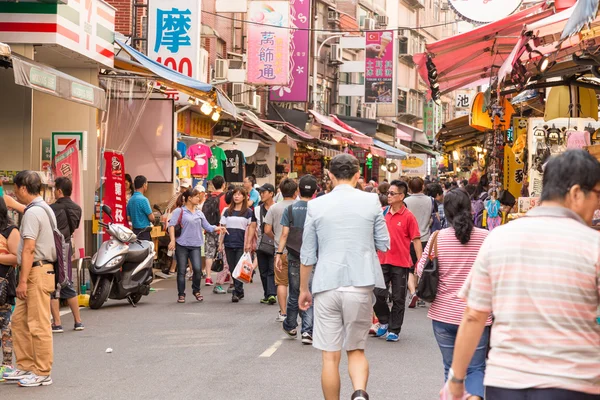Shoppers wandelen door Danshui voetganger winkelcentrum — Stockfoto