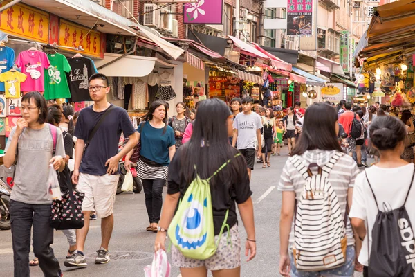 Shoppers wandelen door Danshui voetganger winkelcentrum — Stockfoto