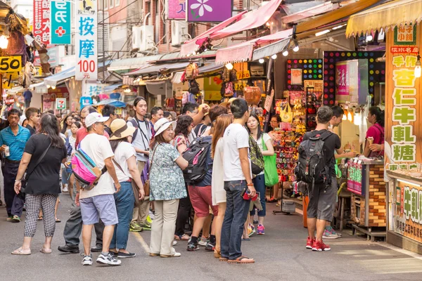 Shoppers wandelen door Danshui voetganger winkelcentrum — Stockfoto