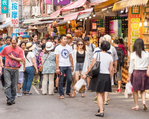 Vásárlók Danshui gyalogos bevásárló negyed, séta — Stock Fotó
