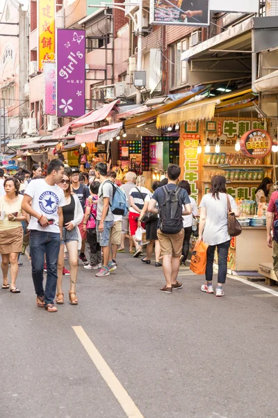 Shoppers wandelen door Danshui voetganger winkelcentrum — Stockfoto