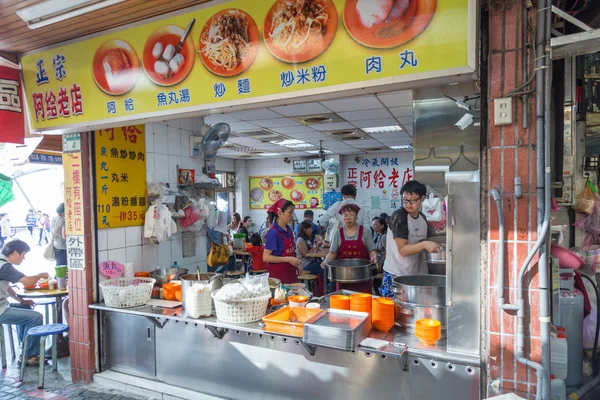 Restaurante A-gei e compradores na área comercial Danshui — Fotografia de Stock