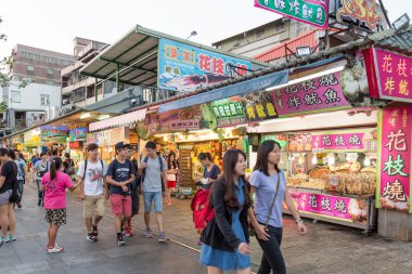 Danshui alışveriş bölgesine nehir mağazalarında geçmiş yürüyüş alışveriş