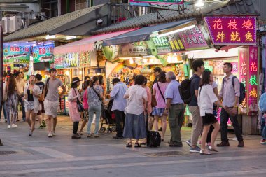 Danshui alışveriş bölgesine nehir mağazalarında geçmiş yürüyüş alışveriş