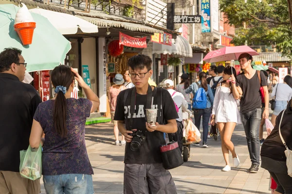 Vásárlók Danshui gyalogos bevásárló negyed séta — Stock Fotó