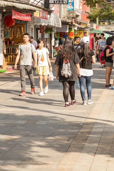 Compradores andando na área comercial de pedestres Danshui — Fotografia de Stock