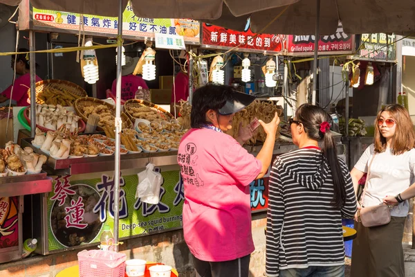 Kupujących chodzenie w Danshui dla ruchu kołowego dzielnicy handlowej — Zdjęcie stockowe