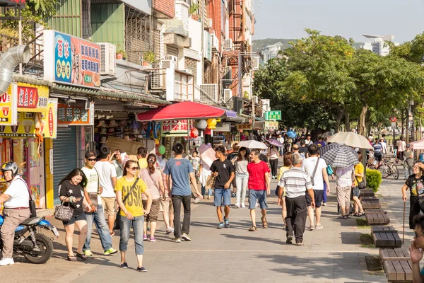 Shoppers wandelen in Danshui voetganger winkelcentrum — Stockfoto