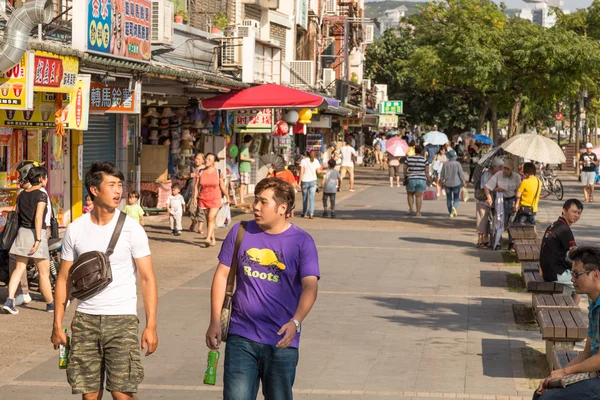 Shoppers wandelen in Danshui voetganger winkelcentrum — Stockfoto