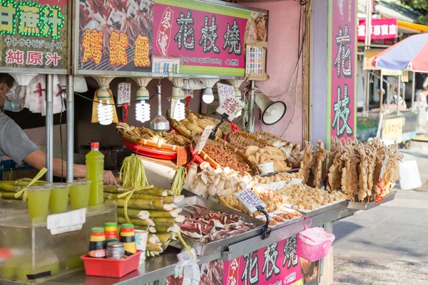 Verkäufer von Tintenfisch und Bambussaft in der Shoppingmeile Danshui — Stockfoto