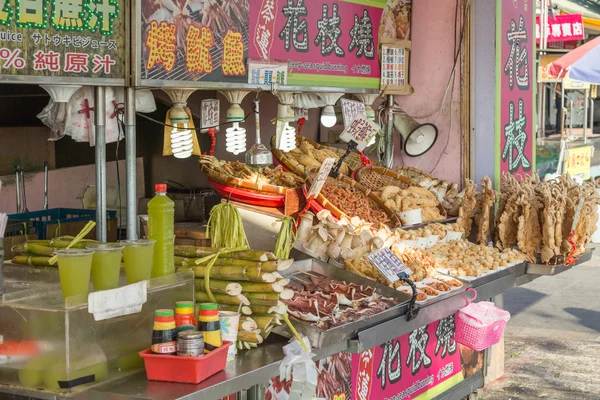 Vendedores ambulantes y compradores en la zona comercial de Danshui — Foto de Stock