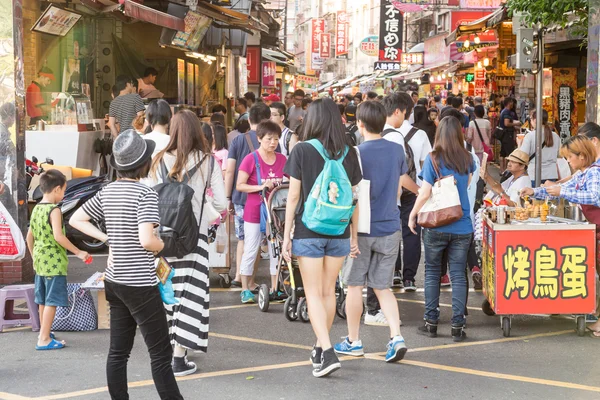 Shoppers op Danshui voetganger winkelcentrum — Stockfoto