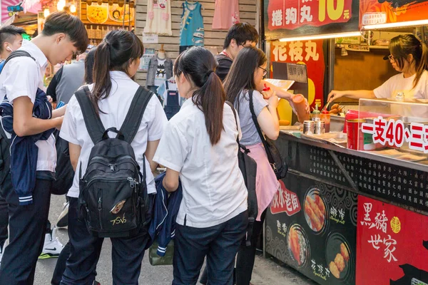 Shoppers op Danshui voetganger winkelcentrum — Stockfoto