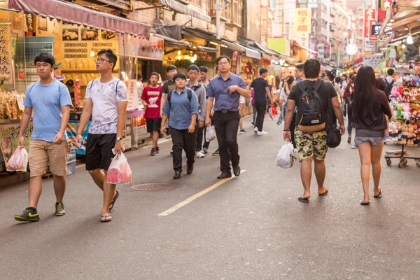 Shoppers op Danshui voetganger winkelcentrum — Stockfoto