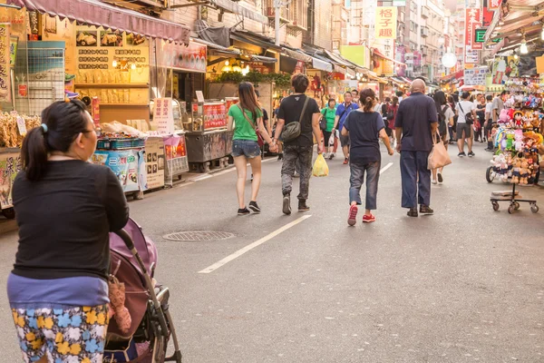 Shoppers op Danshui voetganger winkelcentrum — Stockfoto