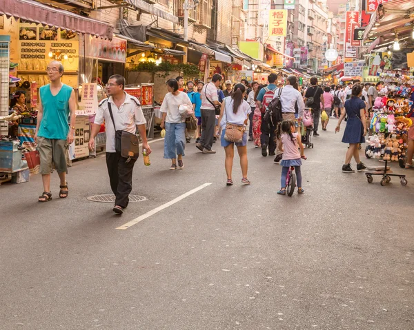 Shoppers op Danshui voetganger winkelcentrum — Stockfoto