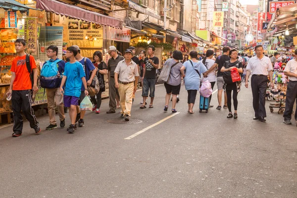 Shoppers op Danshui voetganger winkelcentrum — Stockfoto